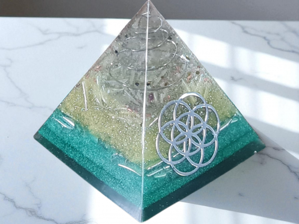 Orgonite pyramide jaune vert graine de vie